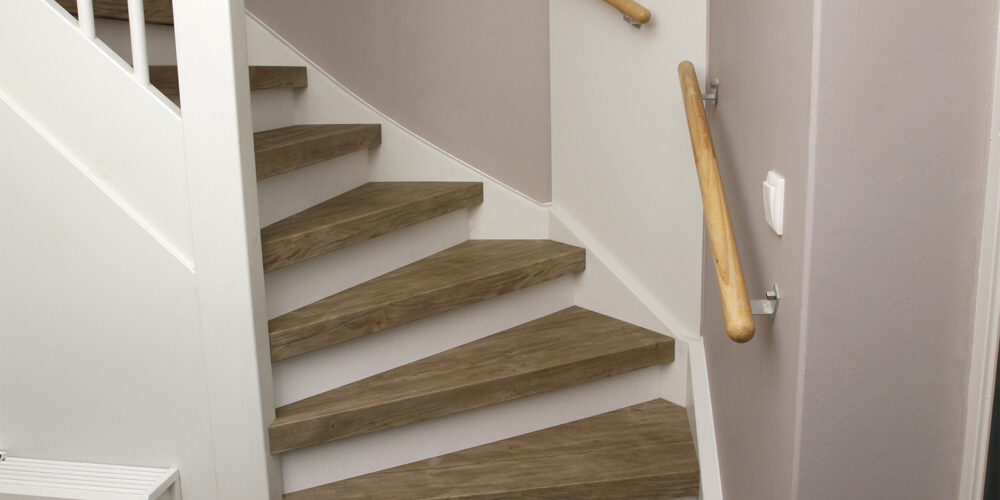 Eiken overzettreden van Ham traprenovatie Eiken overzettreden op een trap voor een moderne renovatie.