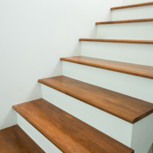 Een moderne trap met houten treden in een woning.