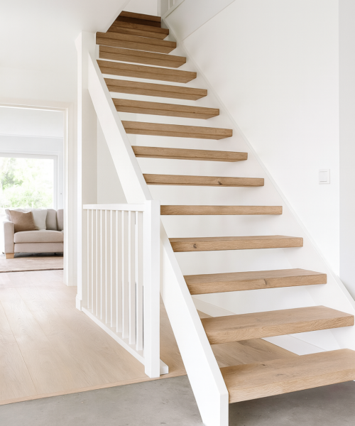 Gerenoveerde open trap met houten overzettreden in moderne woning